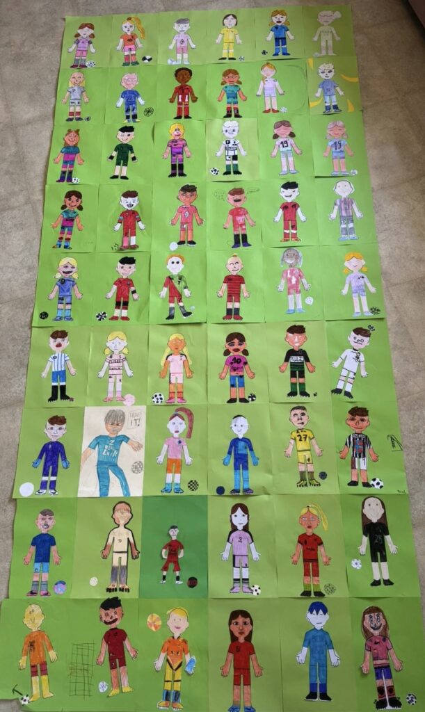 Eine Sammlung farbenfroher, handgezeichneter Porträts von Fußballspielern, die in einem Raster auf grünem Papier angeordnet sind; jedes Porträt zeigt einen Fußball und ein einzigartiges Trikot und ist auf einem hellen Hintergrund dargestellt.