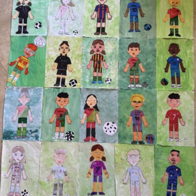 Ein Raster aus 20 bunten Kinderzeichnungen zeigt Fußballspieler in unterschiedlichen Trikots, die jeweils vor grünem Hintergrund stehen und neben denen Fußballbälle liegen. Die Spieler weisen verschiedene Hautfarben, Haarfarben und Trikotstile auf.