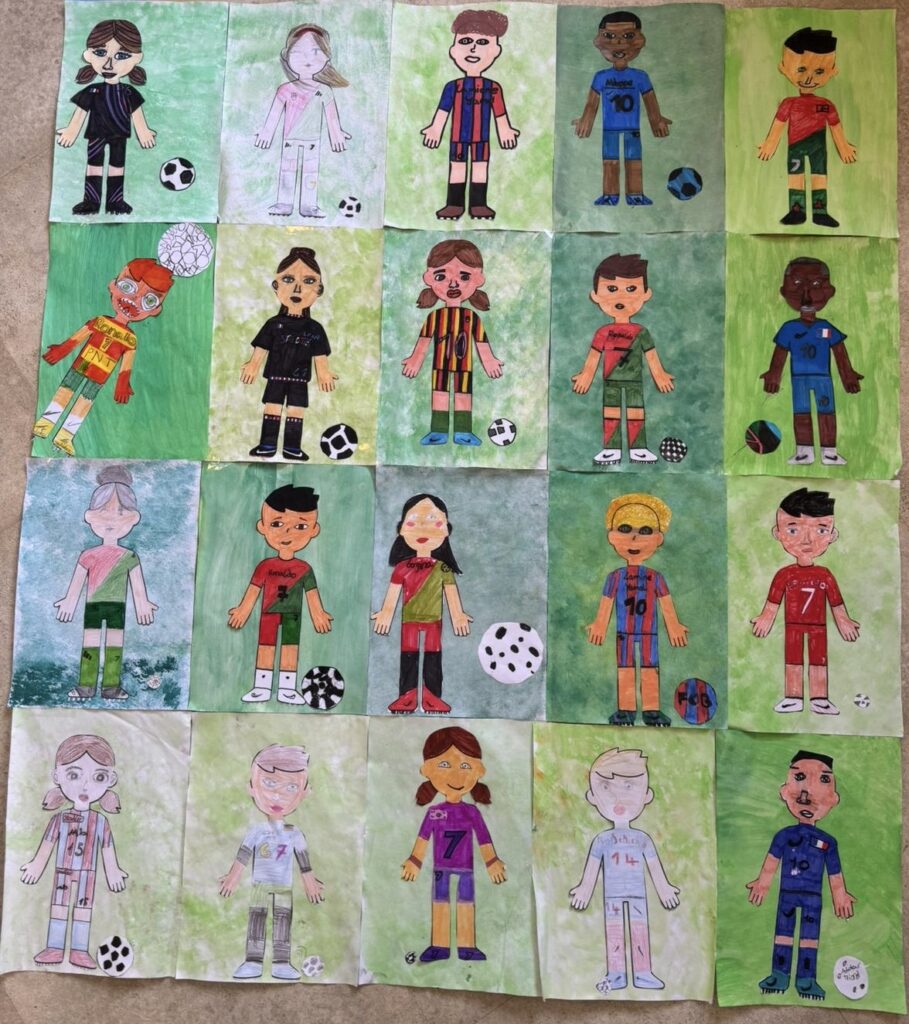 Ein Raster aus 20 bunten Kinderzeichnungen zeigt Fußballspieler in unterschiedlichen Trikots, die jeweils vor grünem Hintergrund stehen und neben denen Fußballbälle liegen. Die Spieler weisen verschiedene Hautfarben, Haarfarben und Trikotstile auf.