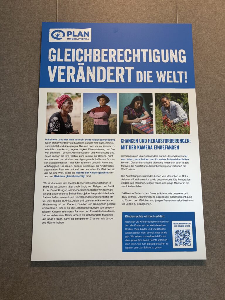 Poster von Plan International mit dem Titel „Gleichberechtigung verändert die Welt!“ mit Fotos von drei Frauen und einem Text auf Deutsch über Gleichberechtigung, Herausforderungen und Chancen für Mädchen und Frauen sowie einem QR-Code unten rechts.