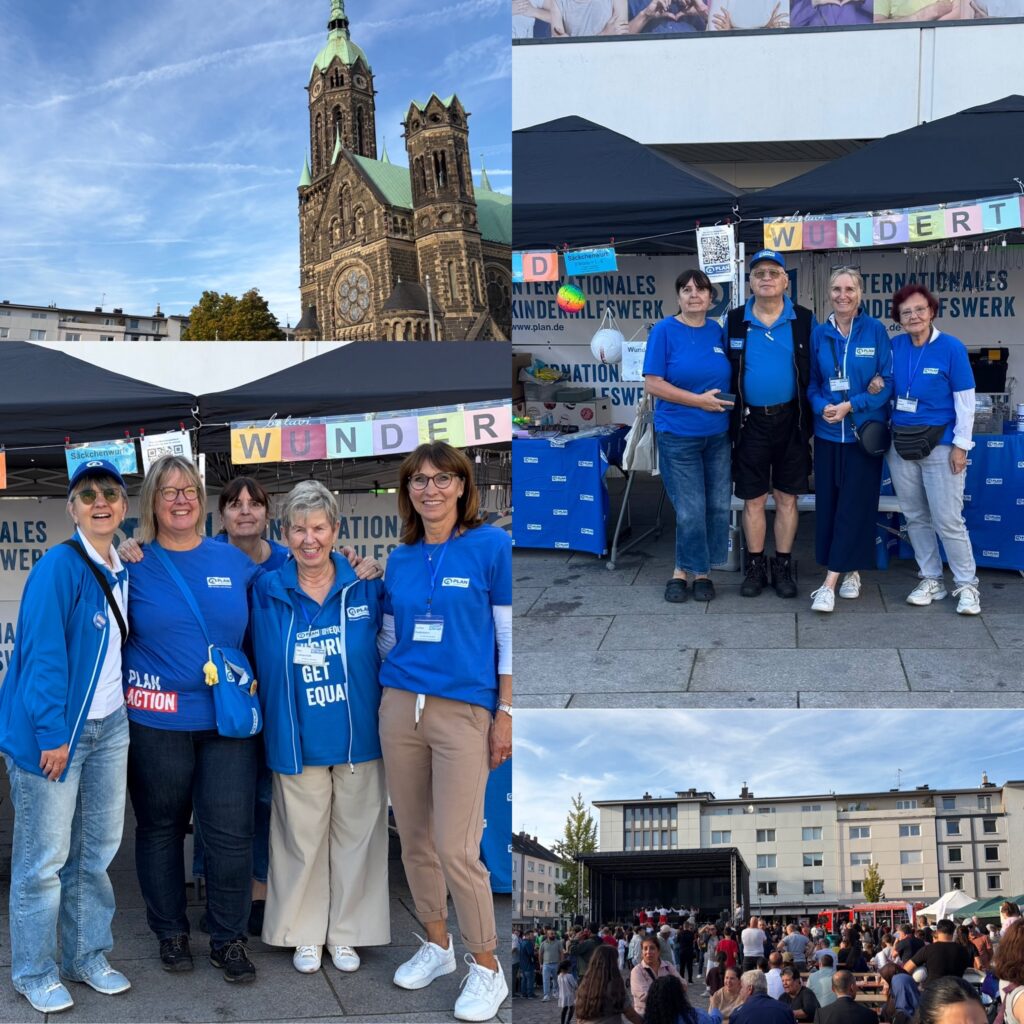 Eine Collage zeigt Menschen in blauen Hemden bei einer Veranstaltung im Freien mit Ständen, Bannern und einer großen Menschenmenge. Auf einem Foto ist eine Kirche zu sehen, auf einem anderen posiert eine Gruppe vor einem Wundert-Schild. Die Atmosphäre wirkt lebhaft und gemeinschaftlich.